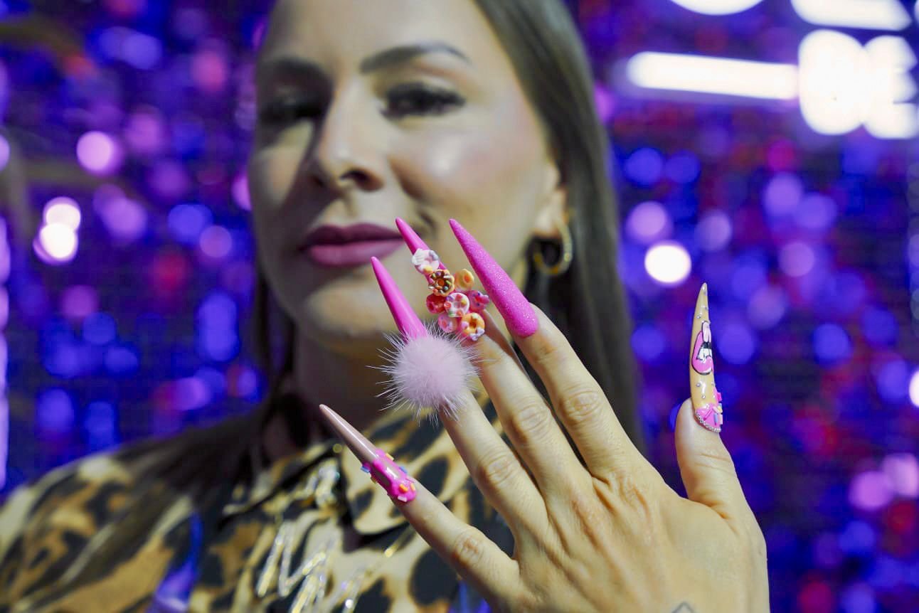 Nail art delicada e detalhada