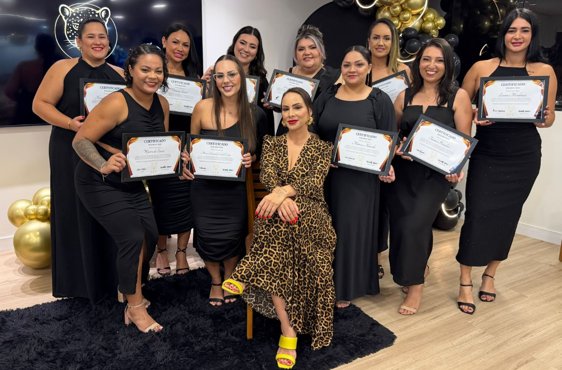 Turma de educadoras formadas segurando seus certificados